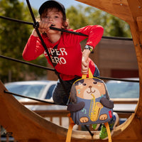 sac à dos ; sac goûter ; sac maternelle ; petit sac ; sac enfant ; oval ; ours ; ourson ; bleu ; marron : saxophone ; musique